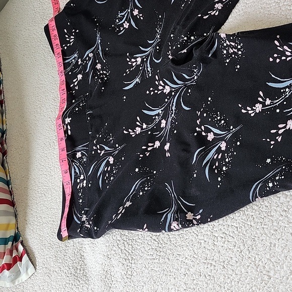 Torrid size 4R black with floral print capris - Picture 4 of 8